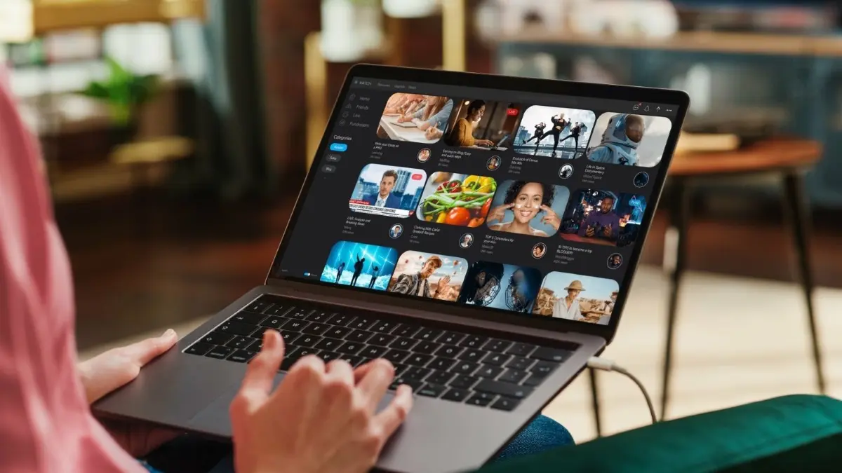 Vor allem junge Menschen streamen mittlerweile häufiger, als sie fernsehen. Streaming-Protale boomen daher, doch es gibt auch illegale Seiten und Angebote. (Symbolfoto)
Streaming, Tablet, Laptop. Download am 06.09.2023 für Maik Wilke, Redaktion Reutlingen. Foto: © Gorodenkoff/adobe.stock.com