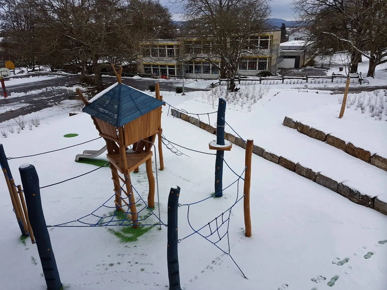 Unberührt liegt der Schnee auf dem Schulhof der Käthe-Kollwitz- Schule. Das SBBZ Lernen ist geschlossen.⇥