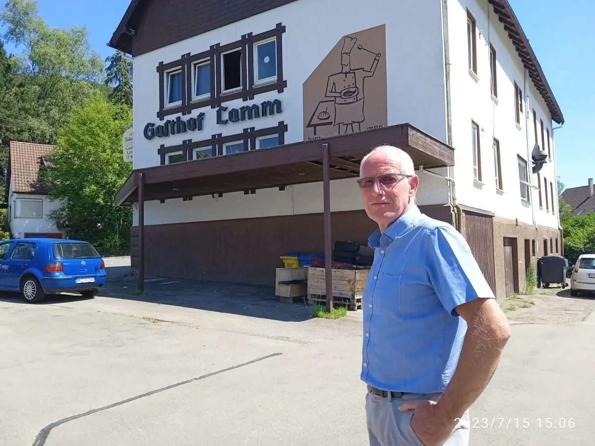 Gerd Schäfer, der Ortsvorsteher von Killer, vor dem ehemaligen Gasthof „Lamm“.