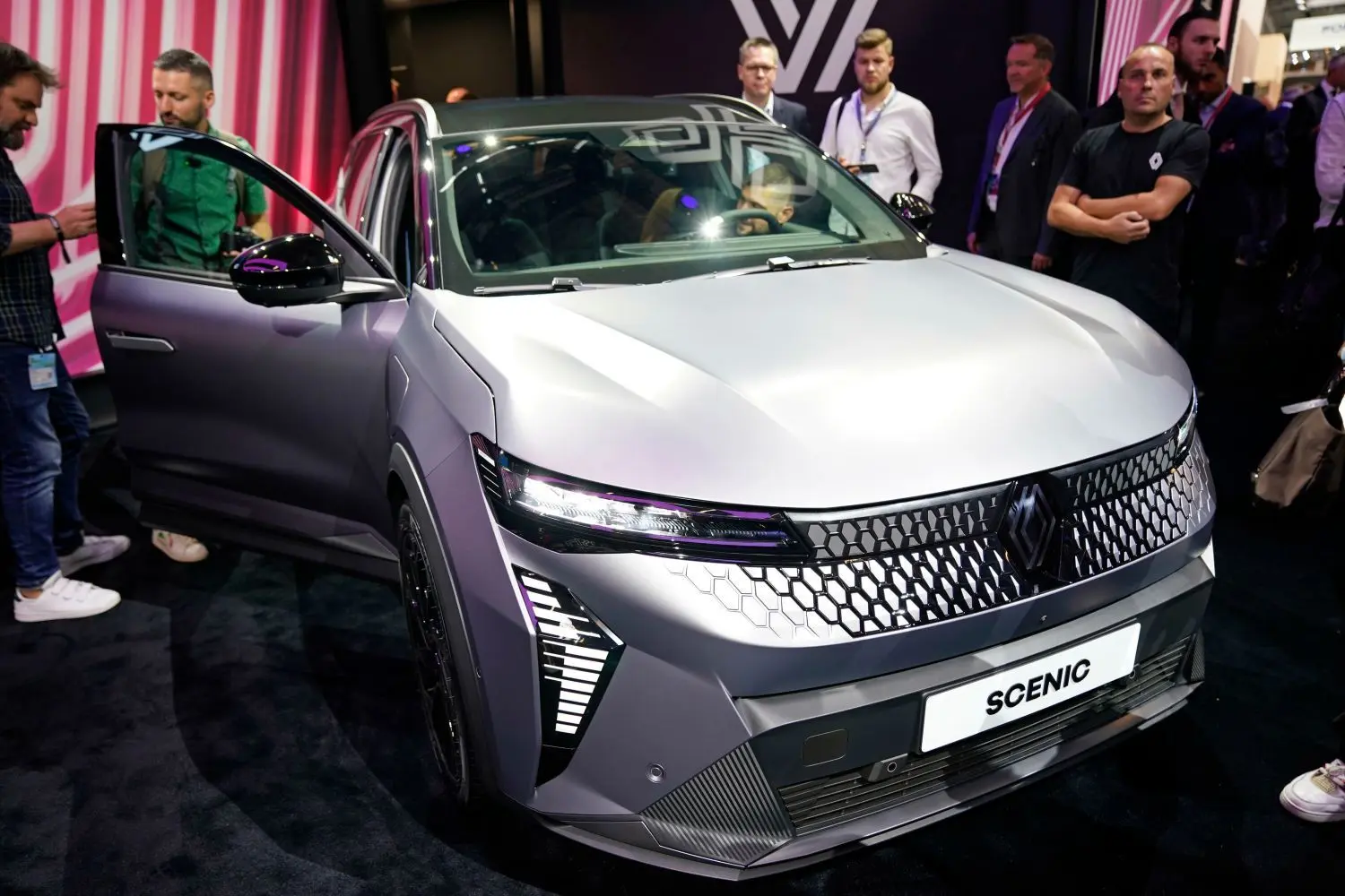 Besucher am Stand von Renault besichtigen den neuen elektrischen Scenic.