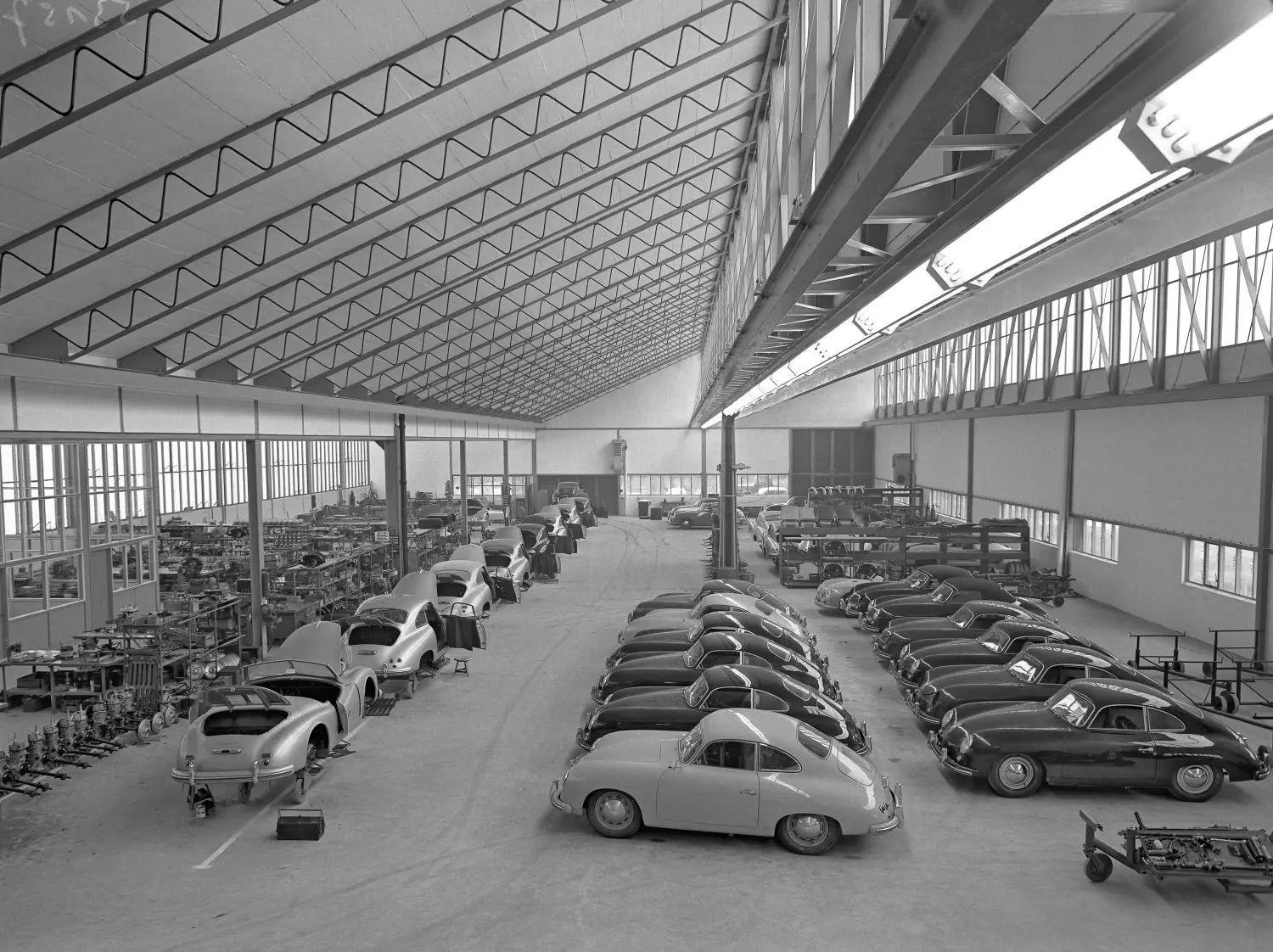 Im November 1952 wird die Automobilproduktion in einer Halle der Karosseriefirma Reutter verlegt.