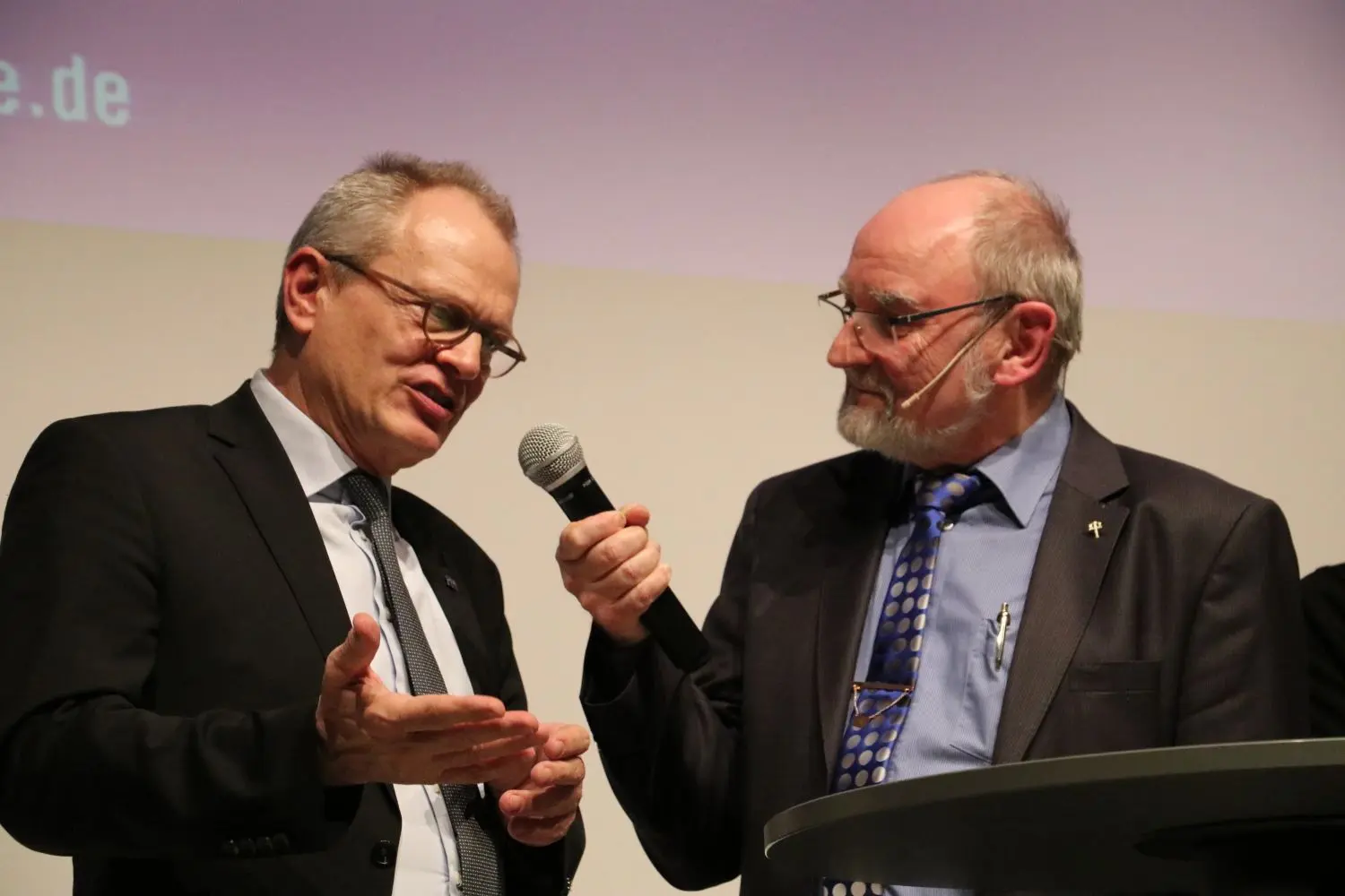 „Unerhört!-Forum“ der Diakonie in der Kunsthalle Würth Schwäbisch Hall. Der Präsident der Diakonie Deutschland Ulrich Lilie spricht mit weiteren Akteuren. Ehemals Wohnsitzlose kommen zu Wort. Es ist der Geburtstag: 25 Jahre Tagestreff Schuppachburg gefeiert.