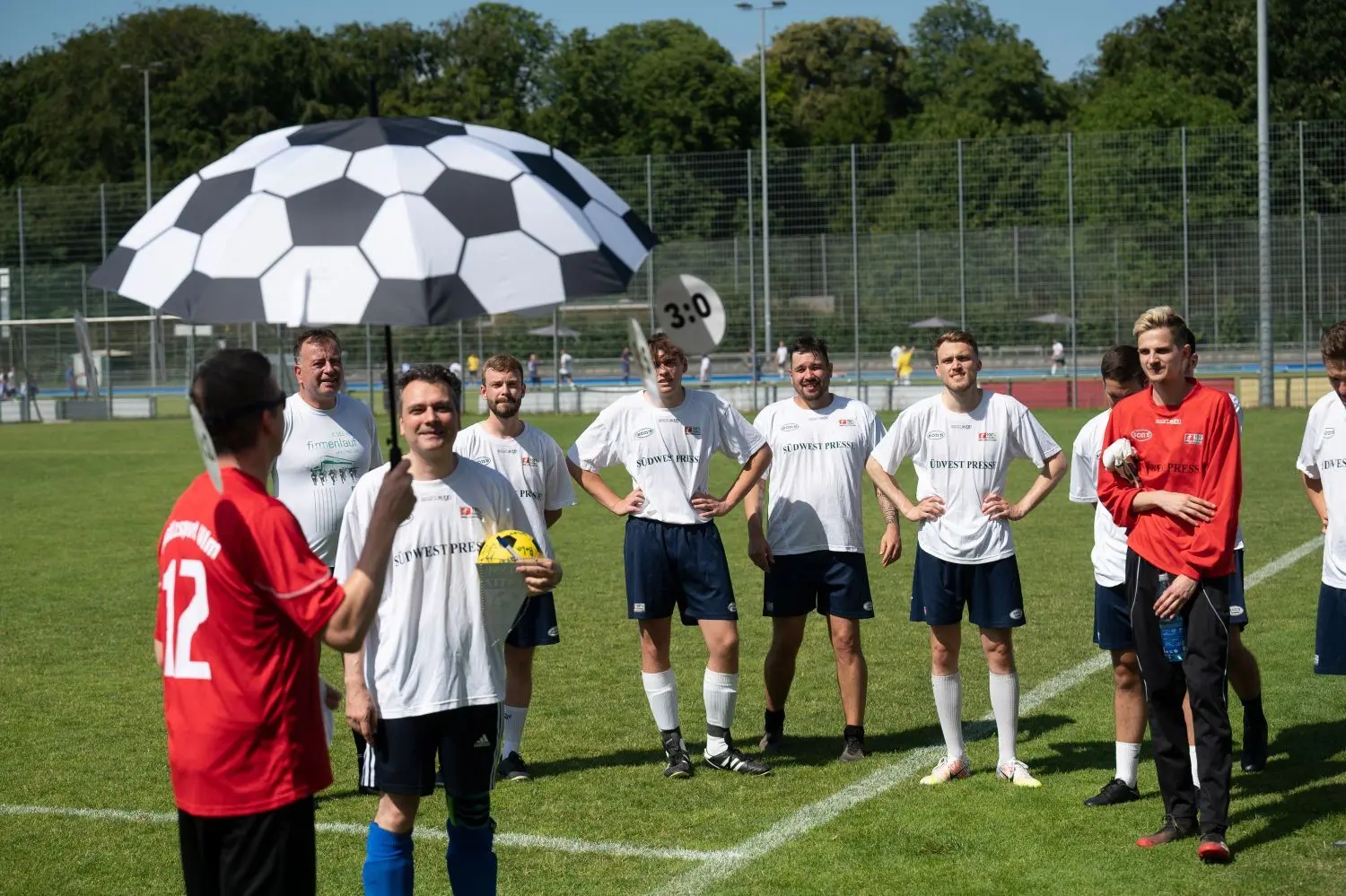 1:12 - Die fußballerische Höchststrafe kassierte das Presse-Team im jüngsten Derby gegen die Ulmer Justiz.