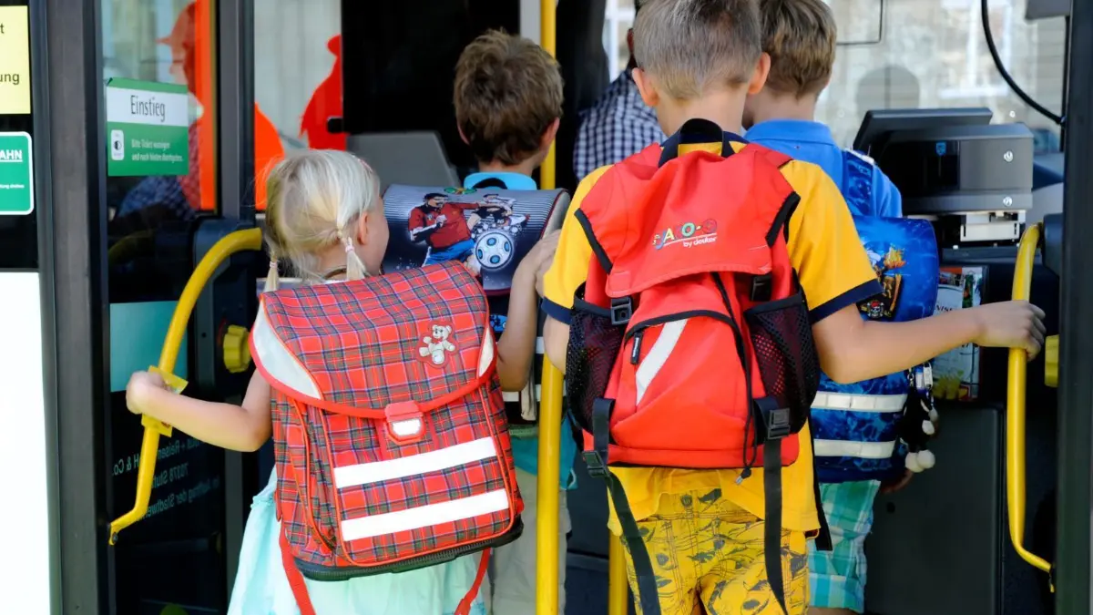 Die Fahrt mit dem Schulbus ist für Kinder und Jugendliche in Spree-Neiße kostenlos.
Für die Fahrt muit dem Bus zur Schule müssen Kinder im Landkreis Spree-Neiße im neuen Schuljahr nichts mehr bezahlen.