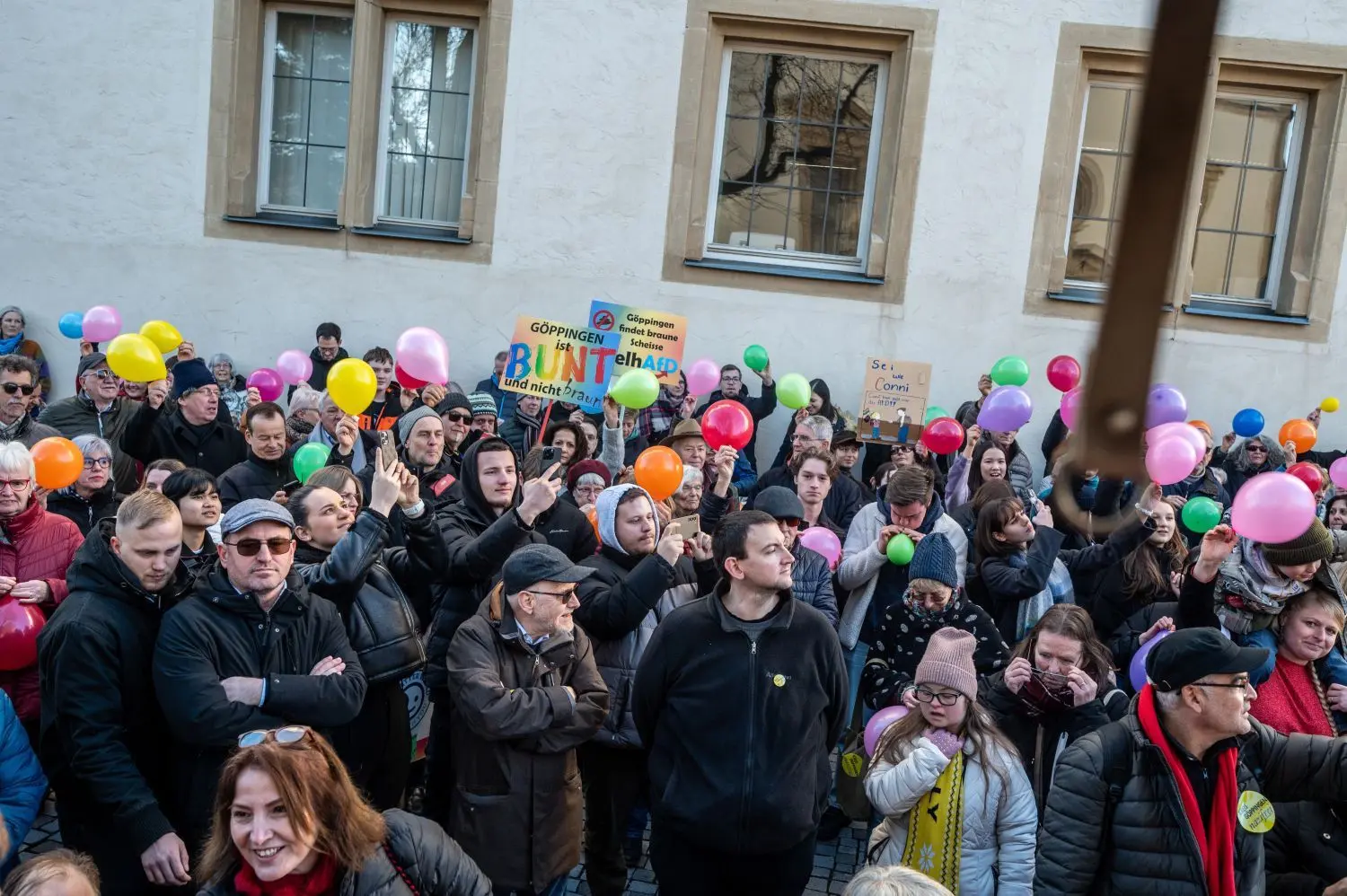 So voll hat Göppingen den Schlossplatz selten gesehen: Zur Kundgebung „Bunte Vielfalt statt brauner Einfalt“ kommen nach Angaben der Veranstalter 1500 Menschen – sie protestieren gegen Rechtsextremismus, Hass und Hetze.