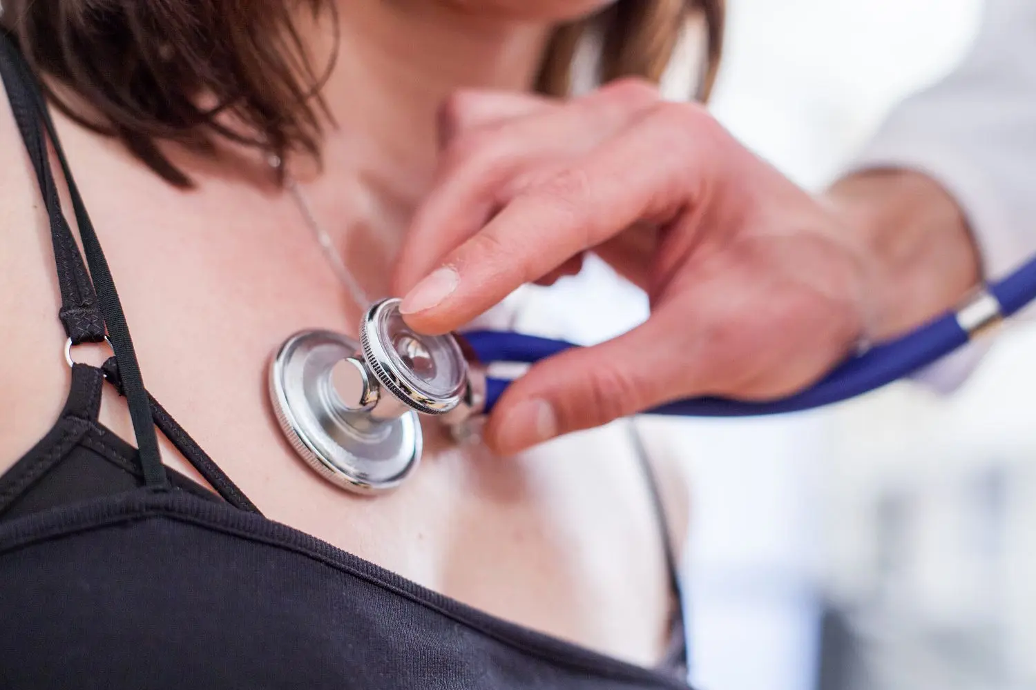 Ein Hausarzt überprüft mit einem Stetoskop die Lungenfunktion einer Patientin. In Bühlerzell und den umliegenden Gemeinden wird händeringend nach ärztlichem Nachwuchs gesucht.⇥