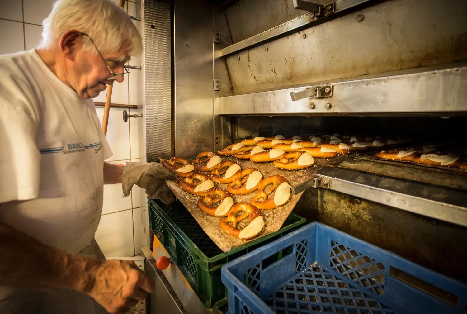 Alles Handarbeit in der Bäckerei Stimpfle: Das Schlingen, das Bestreuen mit Salz und das Backen.⇥