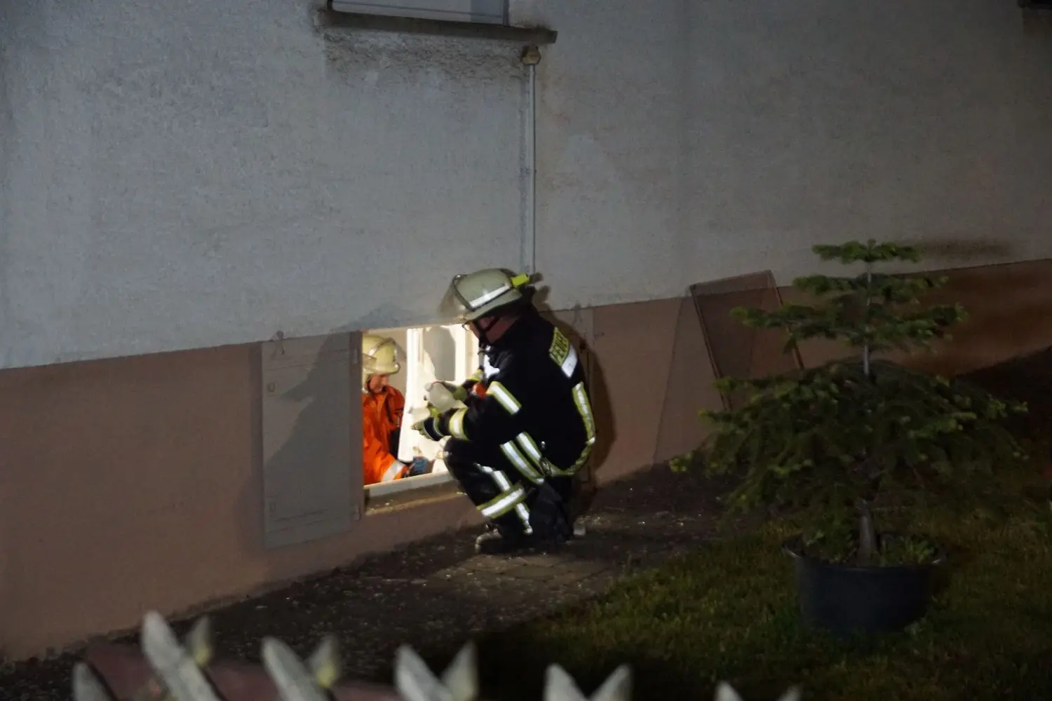 Die Feuerwehr untersucht den Keller. Dort befanden sich weitere Chemikalien.