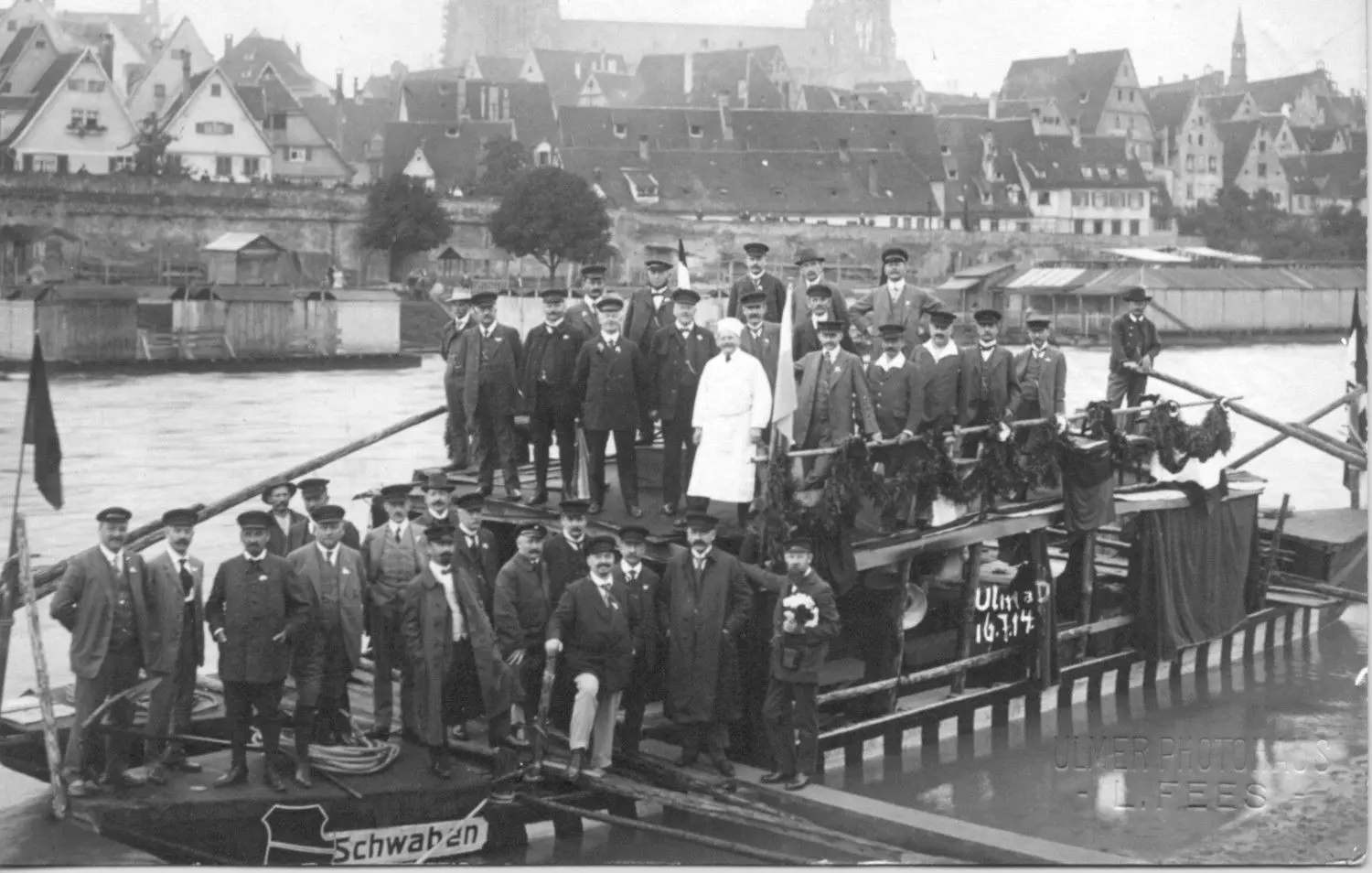 Schachtelfahrt 1914 nach Wien: Vater Leopold Wallersteiner (als einziger ohne Prinz-Heinrich-Mütze) steht links oberhalb des „b“ von „Schwaben“.