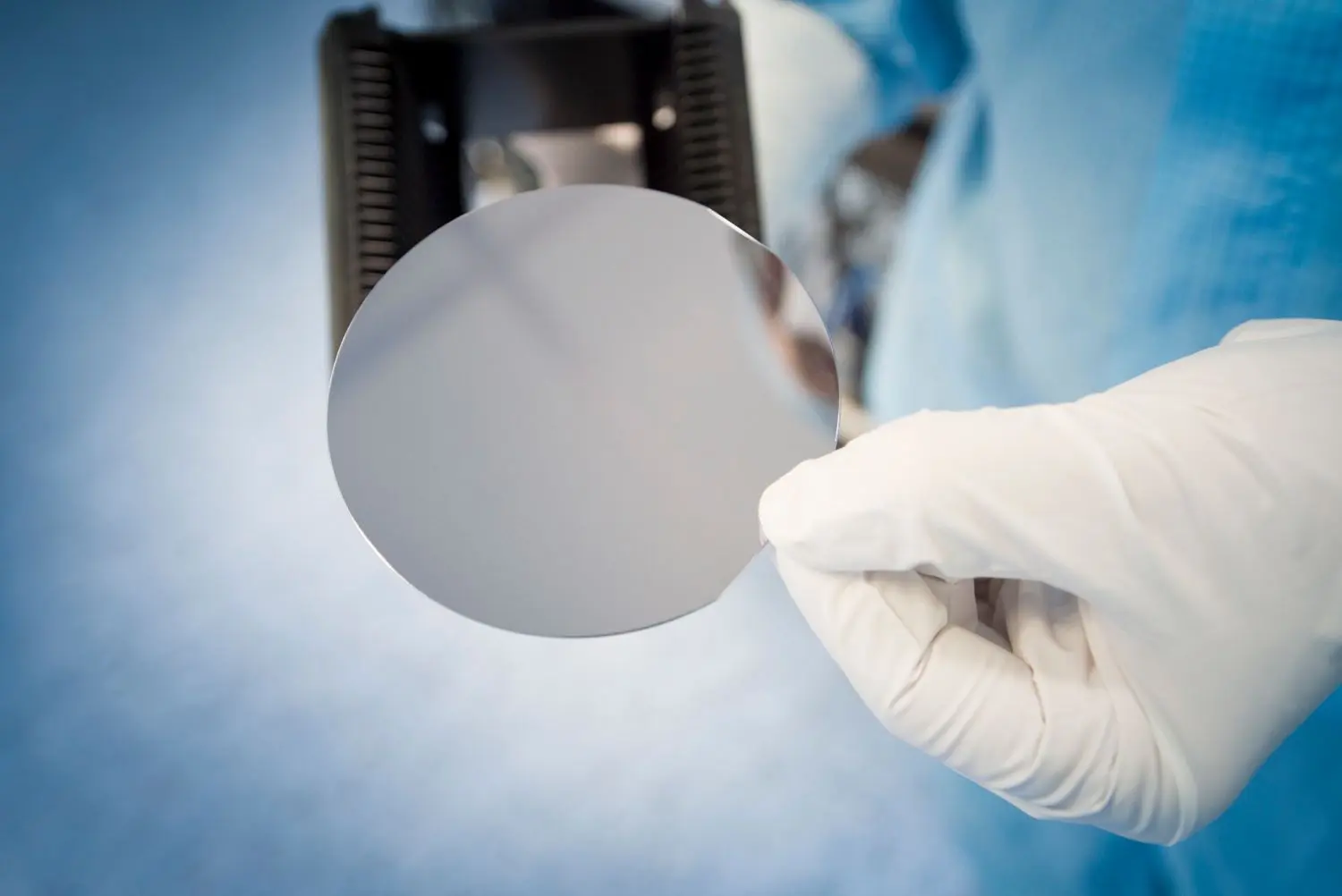 Aus so einem Wafer werden hunderttausende Laserdioden herausgeschnitten.