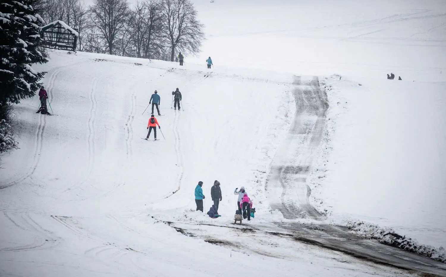 Immer mehr Wintersportler möchten den Schnee nahe Lichtenstein genießen. Dabei darf die Einhaltung der Kontaktbeschränkungen nicht vernachlässigt werden.⇥