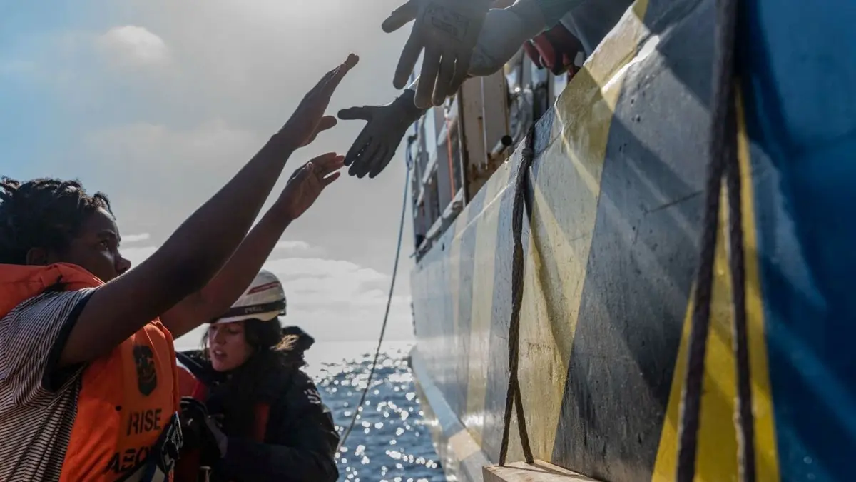 Europa will die Migration regulieren. Auch um das Sterben im Mittelmeer zu beenden. Hauptsächlich um den eigenen Wohlstand zu erhalten. Aber wer zahlt den Preis?
(FILES) This file handout photo released on November 5, 2022 by German-flagged NGO Mission Lifeline shows a migrant getting on board the "Rise Above" rescue ship after being rescued off the coast of Sicily, southern Italy. The number of migrant crossings through the central Mediterranean to the European Union "more than doubled" in 2023 compared to the same period last year, the EU's Frontex agency said on June 16, 2023. In the first five months of this year, EU countries detected over 50,300 irregular entries through that route, "the highest number recorded since 2017," the agency said in a statement. (Photo by Severine KPOTI / Mission Lifeline / AFP) / RESTRICTED TO EDITORIAL USE - MANDATORY CREDIT "AFP PHOTO / SEVERINE KPOTI / MISSION LIFELINE" - NO MARKETING NO ADVERTISING CAMPAIGNS - DISTRIBUTED AS A SERVICE TO CLIENTS