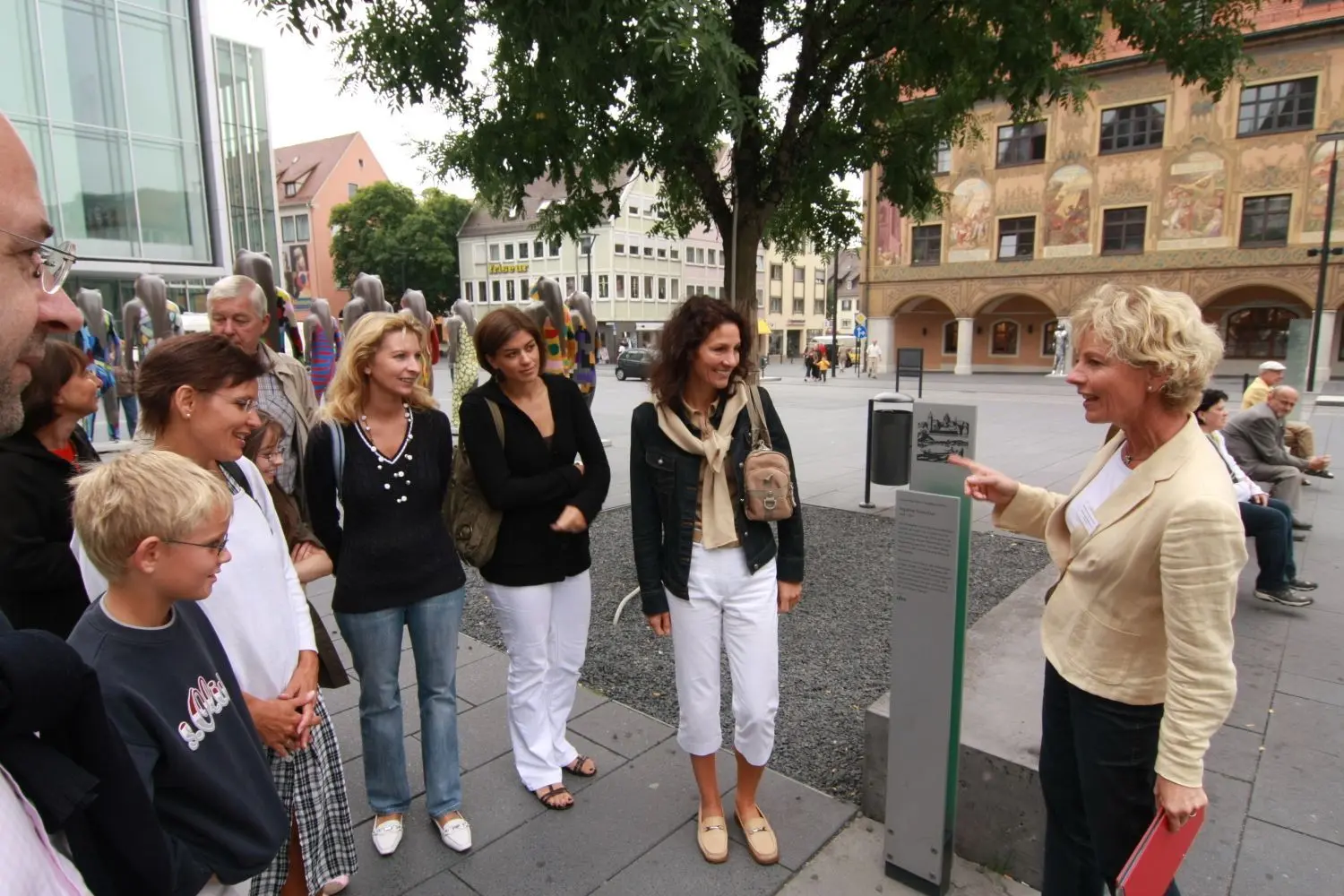 Wie hier am Scholl-Platz vor dem Rathaus berichten die Ulmer Gästeführer  am Samstag, 23. Februar. Sie erzählen in 70 Rundgängen Wissenswertes über Wahrzeichen der Stadt und ihre Geschichte .