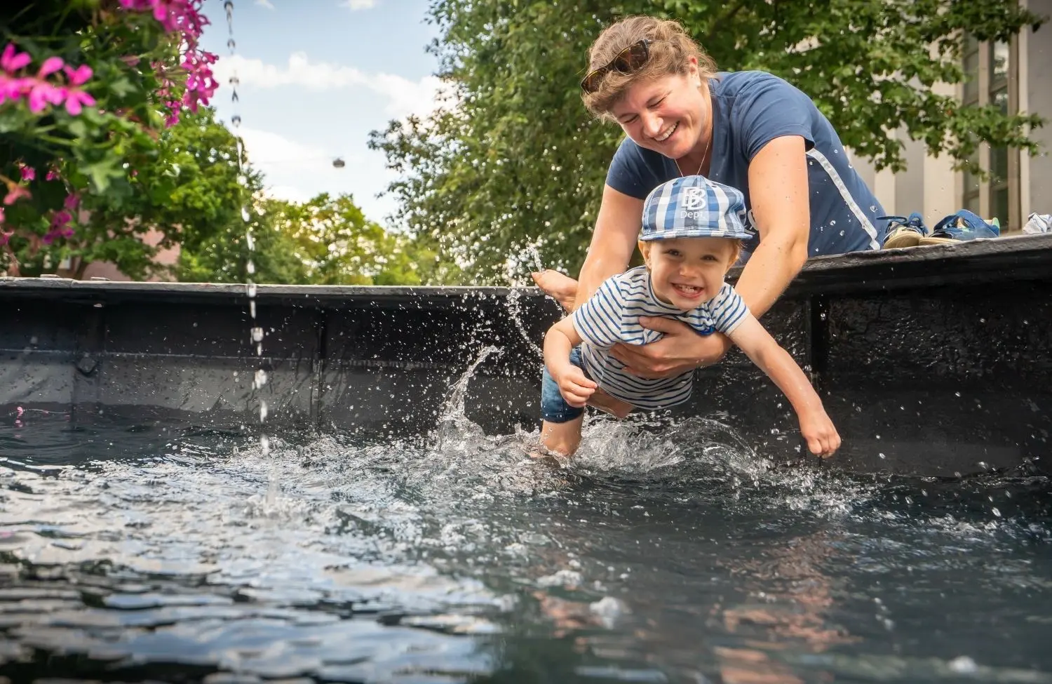 Über 30 Grad brütende Hitze in der Innenstadt – da freut man sich doch über jedes kühle Nass. Ein schnelles Bad im Brunnen kann da richtig herrlich sein. ⇥