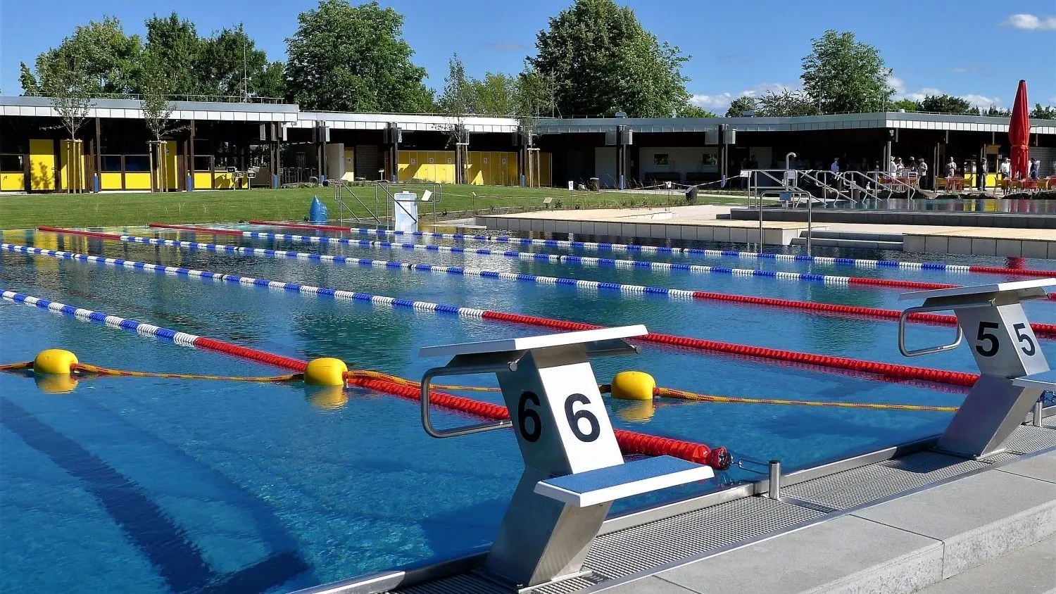 Auch in diesem Jahr wird das Schwimmerbecken abgeteilt, um nach den geltenden Hygienevorschriften einen Einbahnverkehr zu ermöglichen.