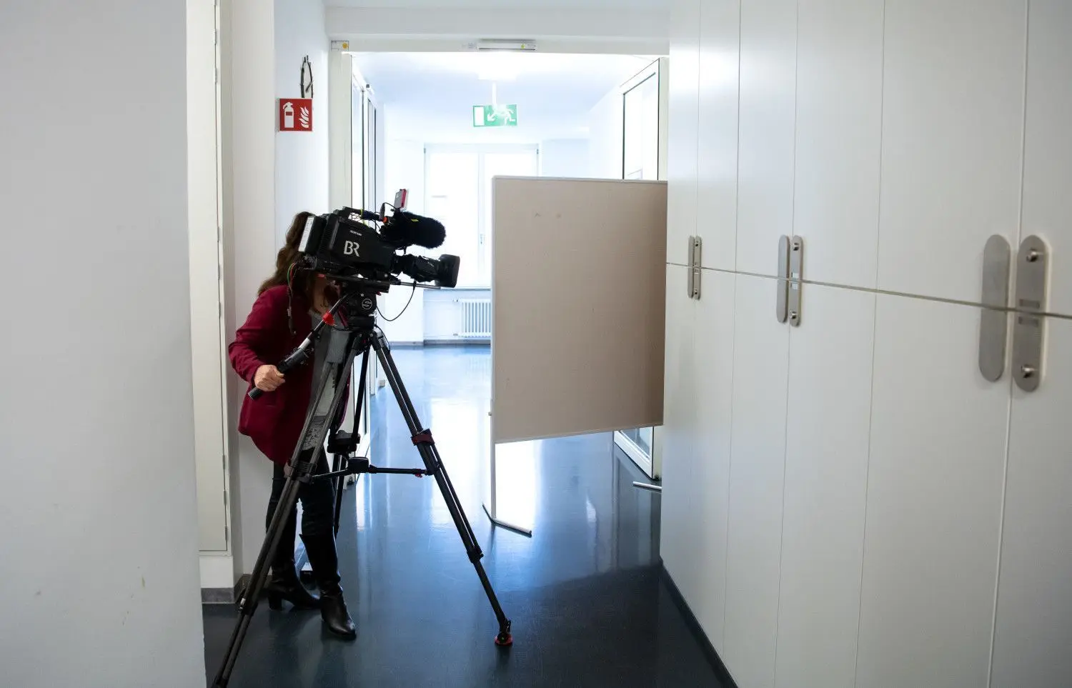 Eine Kamerafrau filmt im bayerischen Landtag die Tür des Büros des Abgeordneten Alfred Sauter (CSU). In der Maskenaffäre der Union wird nun auch gegen Bayerns ehemaligen Justizminister Alfred Sauter ermittelt. Die Generalstaatsanwaltschaft München ließ am Mittwoch unter anderem das Landtagsbüro des 70 Jahre alten CSU-Abgeordneten in München durchsuchen.