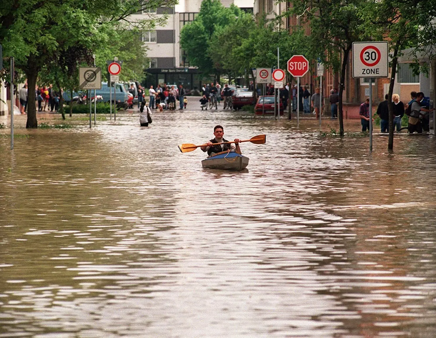 Ein Kajakfahrer nutzt das Donauhochwasser zur Paddeltour durch die Stadt. Ein Jahrhunderhochwasser überflutete am 23. Mai 1999 die Stadt Neu-Ulm.