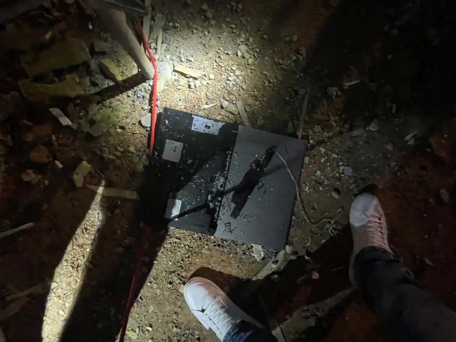 Die Einbrecher haben Ausrüstung zerstört und gestohlen – das Bild zeigt einen demolierten und auf den Boden geworfenen Laptop.⇥