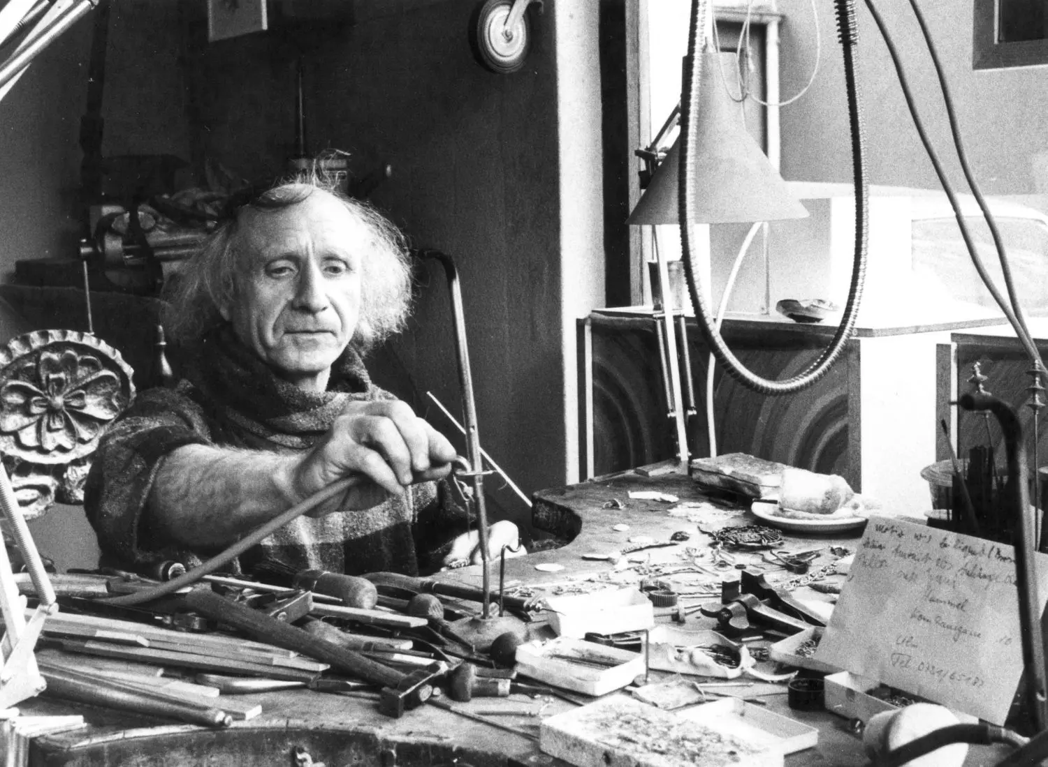 Rudolf Dentler Anfang der 80er Jahre an der Werkbank in der Goldschmiede in der Gerbergasse.
