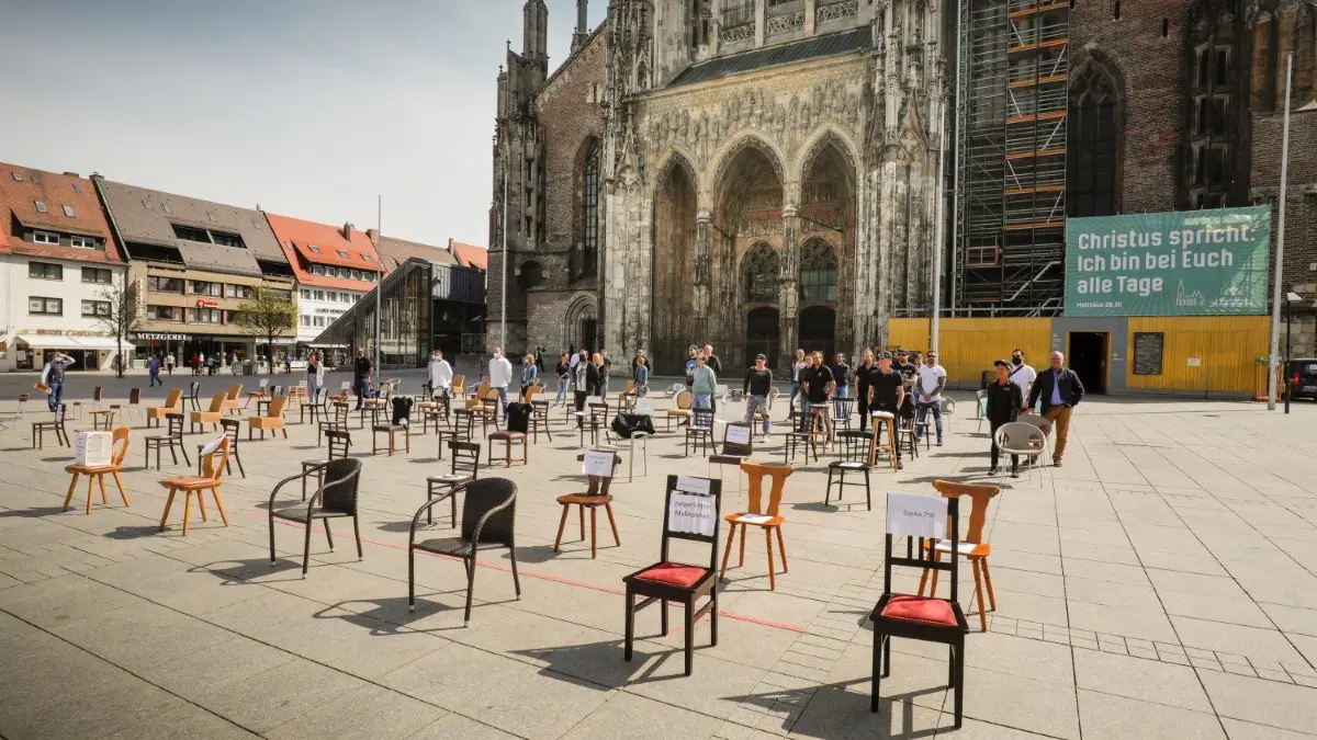 50 Wirtsleute aus Ulm kamen mit leeren Stühlen aus ihren Betrieben auf den Münsterplatz.
Gastro-Demo Münsterplatz: leere Stühle mahnen