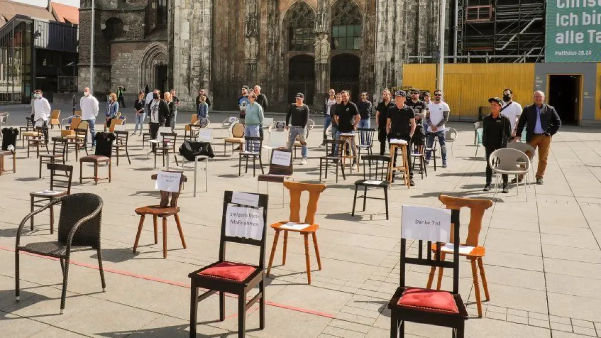 50 Wirtsleute aus Ulm kamen mit leeren Stühlen aus ihren Betrieben auf den Münsterplatz.
Gastro-Demo Münsterplatz: leere Stühle mahnen
