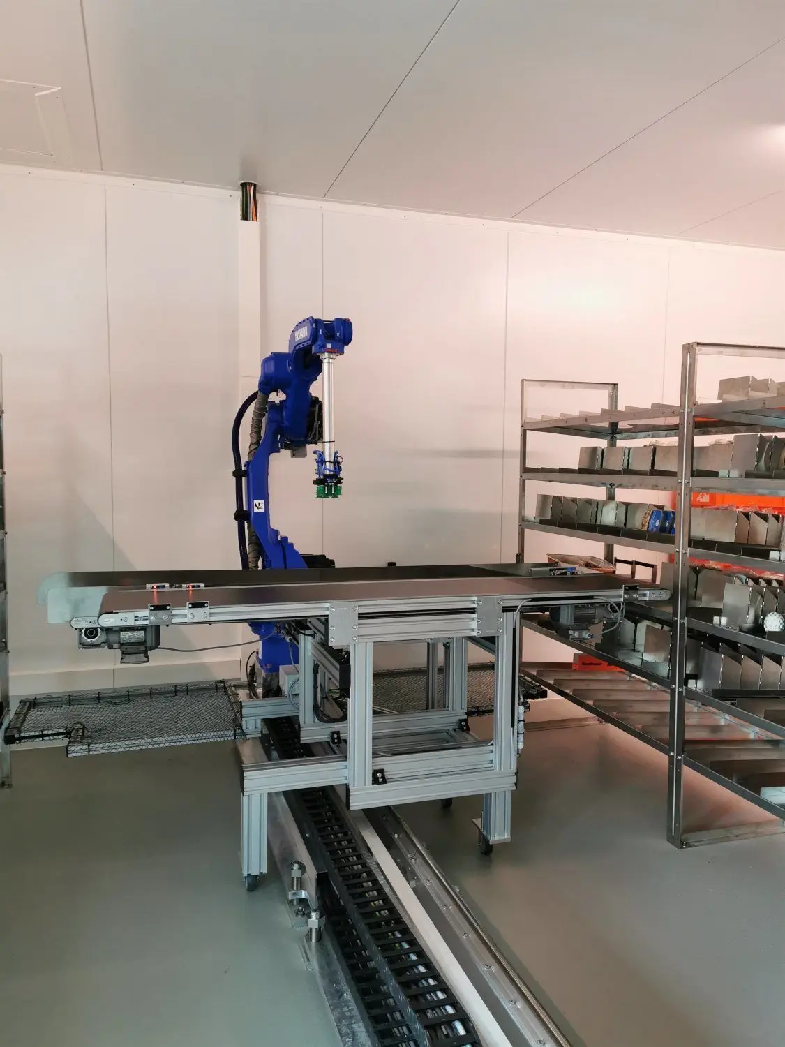 Der Roboter sammelt die bestellten Waren im Kühlraum ein und bringt sie zur Warenausgabe.