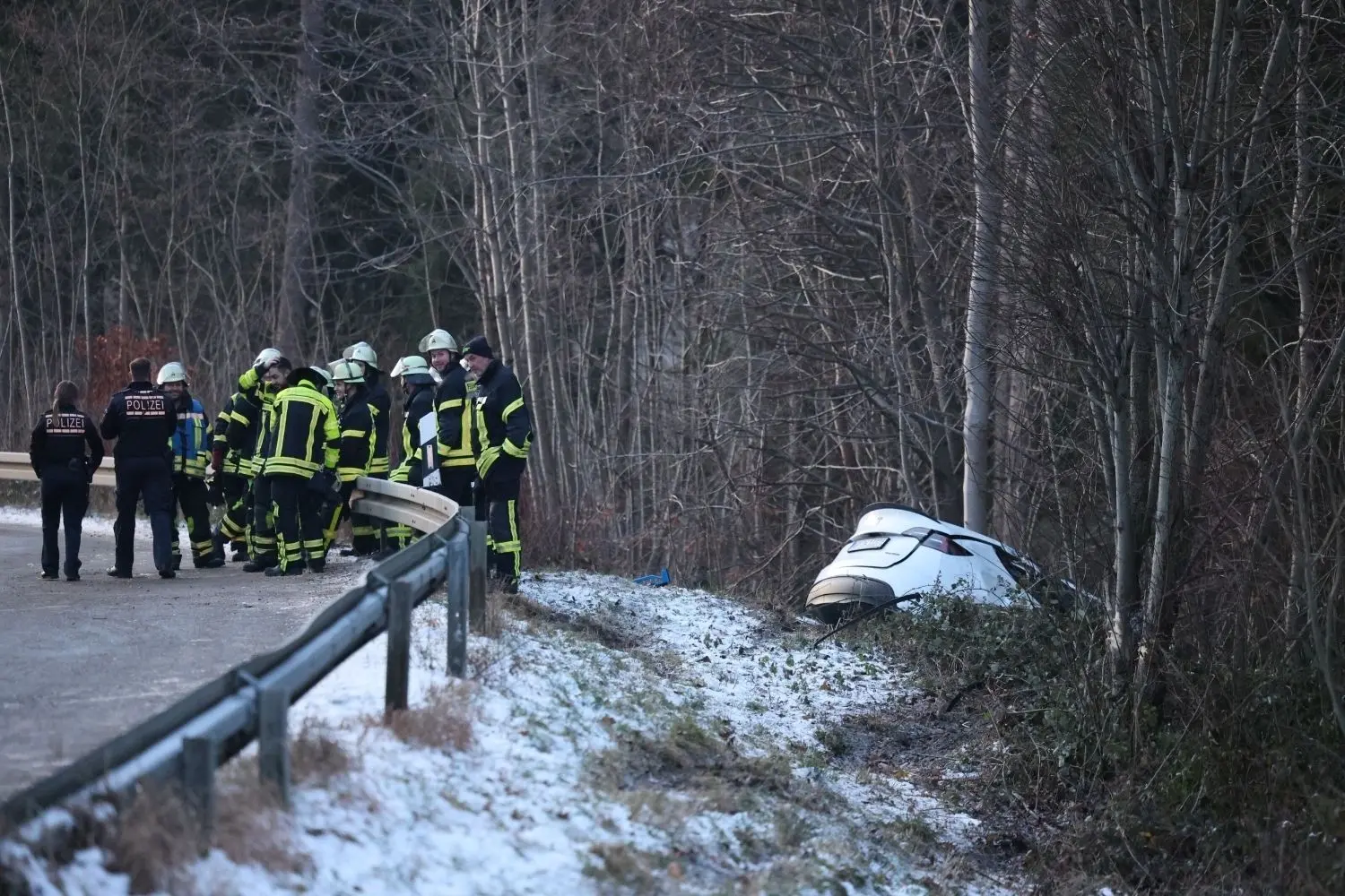 Auf der glatten Fahrbahn hatte der Fahrer die Kontrolle über sein Fahrzeug verloren.