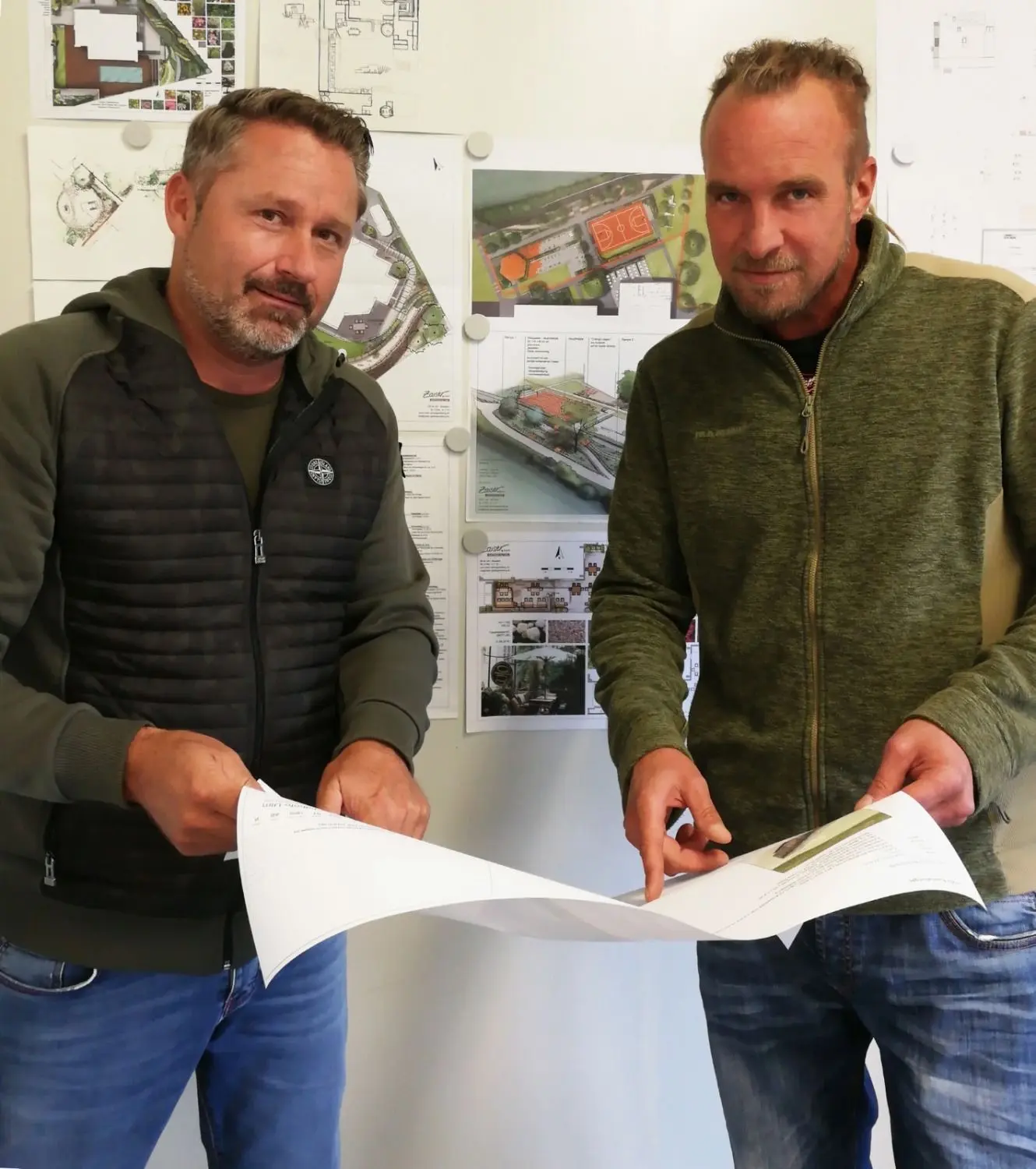 Geschäftsführer Thomas Zaiser und Stellvertreter Tobias Macziol besprechen den Begrünungsplan für Neu-Ulm.