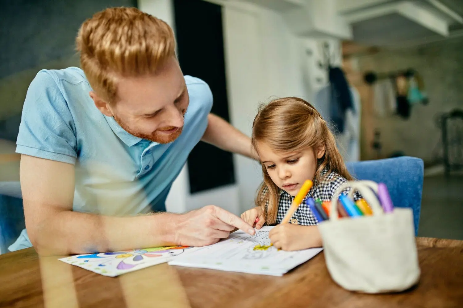 Wenn unklar ist, ob ein Kind Links- oder Rechtshänder ist, sollte das bereits vor der Einschulung getestet werden. Sonst hat es ein Kind mit dominanter linker Hand beim Schreiben oder Basteln etwa mit der Rechtshänderschere unnötig schwer.