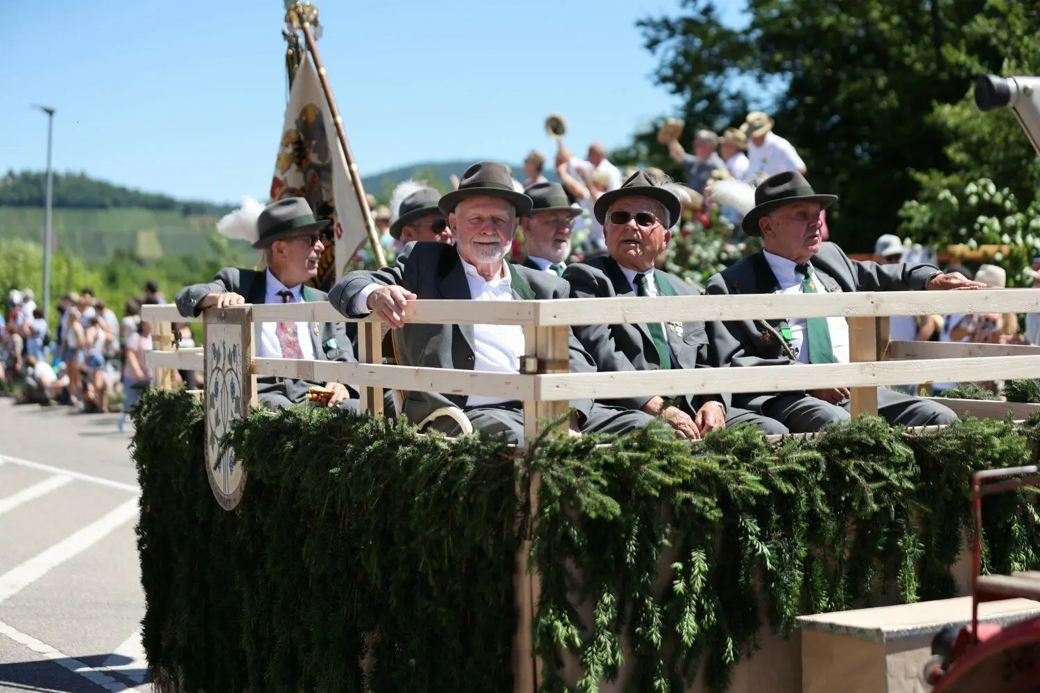 Die Schützen auf dem Weg zum Bongertwasen.