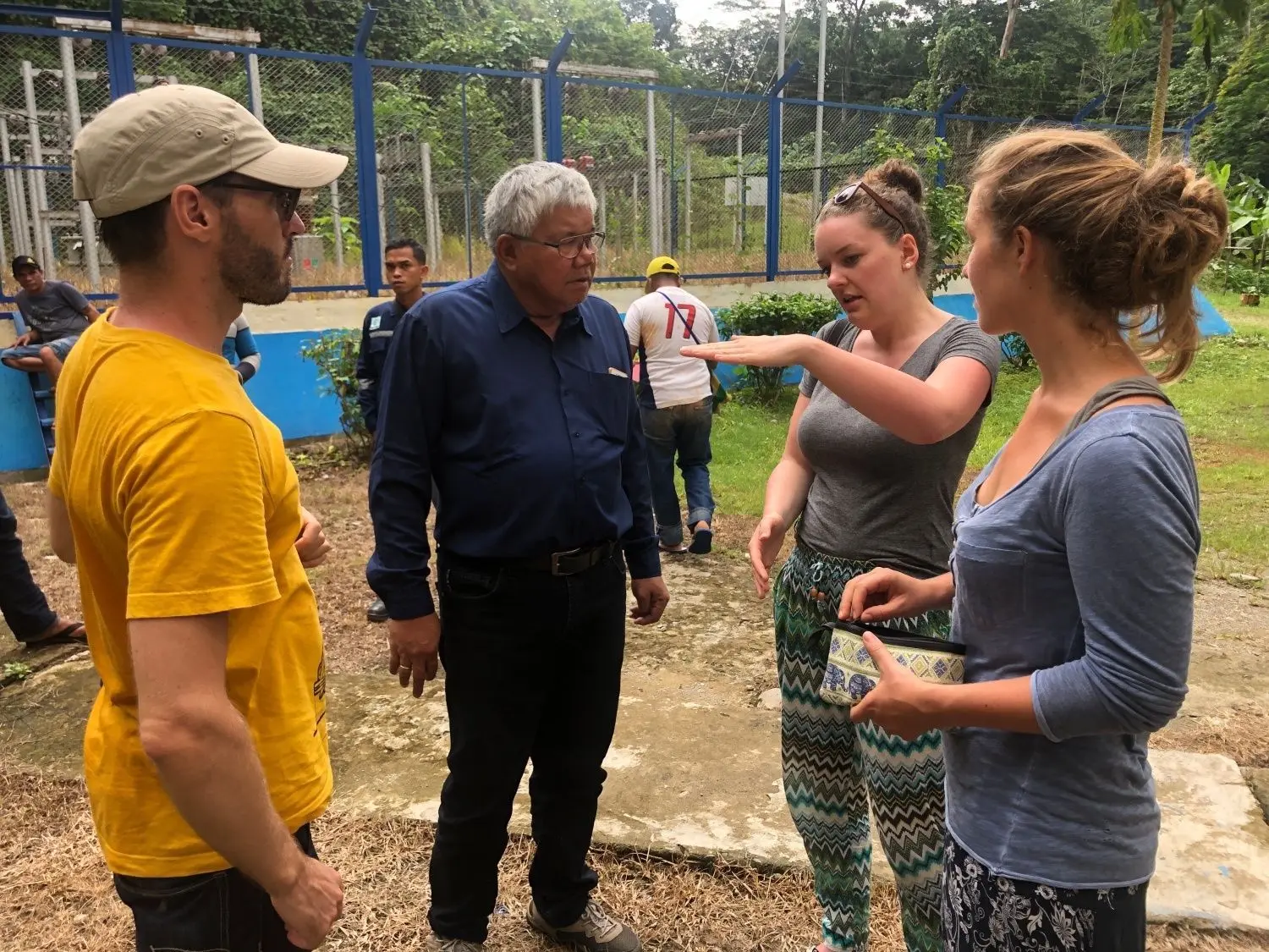 Valerie Pabst (Zweite von rechts) im Gespräch mit dem Leiter eines Wasserkraftwerks im Bezirk Tambrauw auf der Insel Westneuguinea.