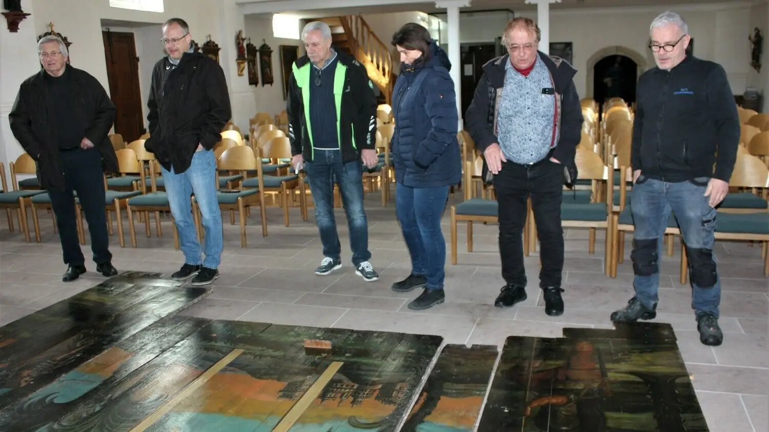 Könnte das so passen? Die Aufbauhelfer grübelten und studierten lange. Immer wieder wurde das „Puzzle“ neu gelegt, bis man sich an einen (noch provisorischen) Aufbau der Teile wagte. Im Bild (v. l.) Franz Rieber, Hubert Kienzle, Albert Mauz, Alexandra Mauz, Hans-Peter Wallisch und Norbert Pfister.