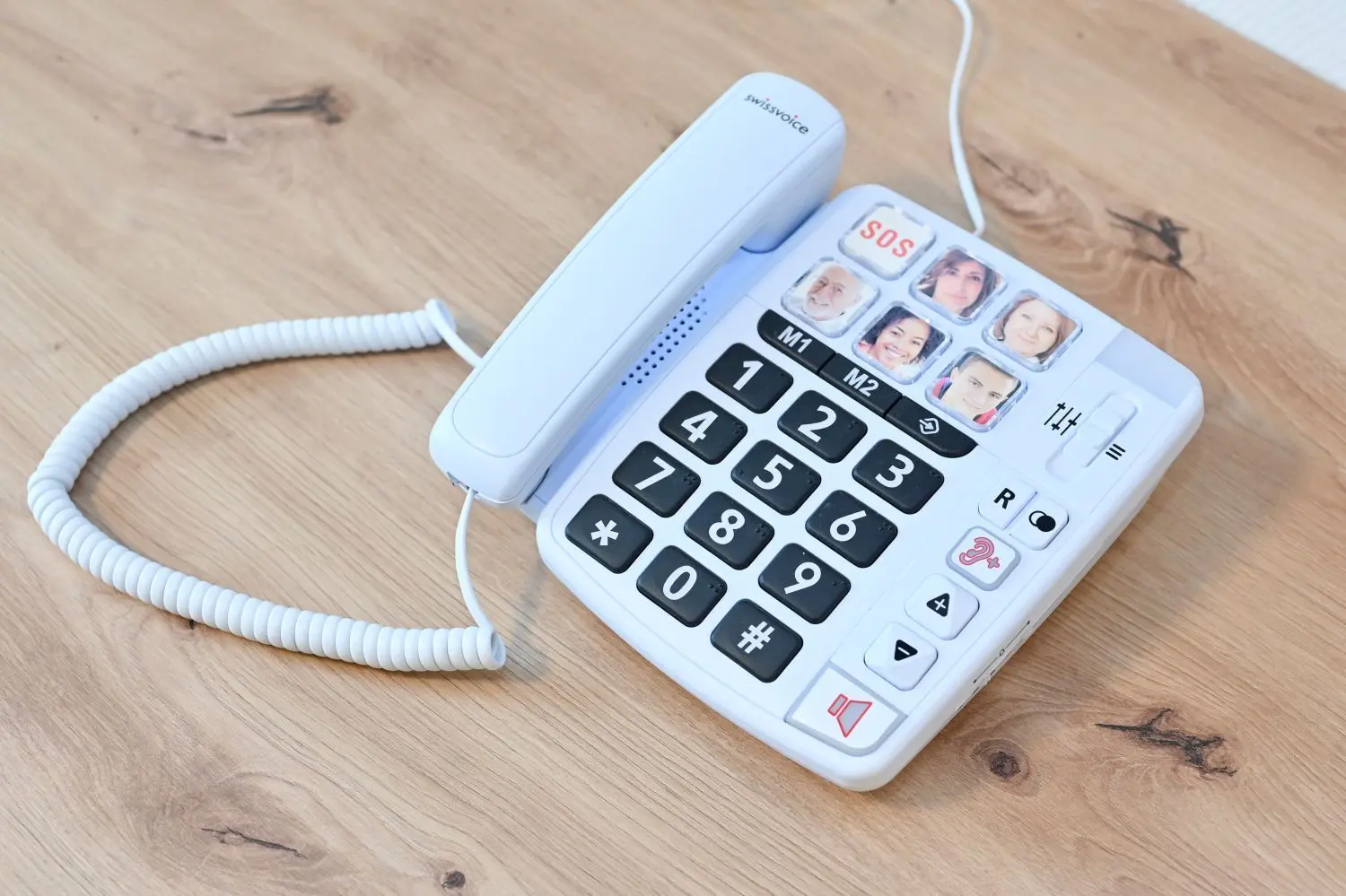 Das senioren­gerechte Telefon verfügt über extragroße Tasten. Zudem können Fotos einer programmierten Nummer zugeordnet werden – für den Anruf muss dann nur das Foto angetippt werden.