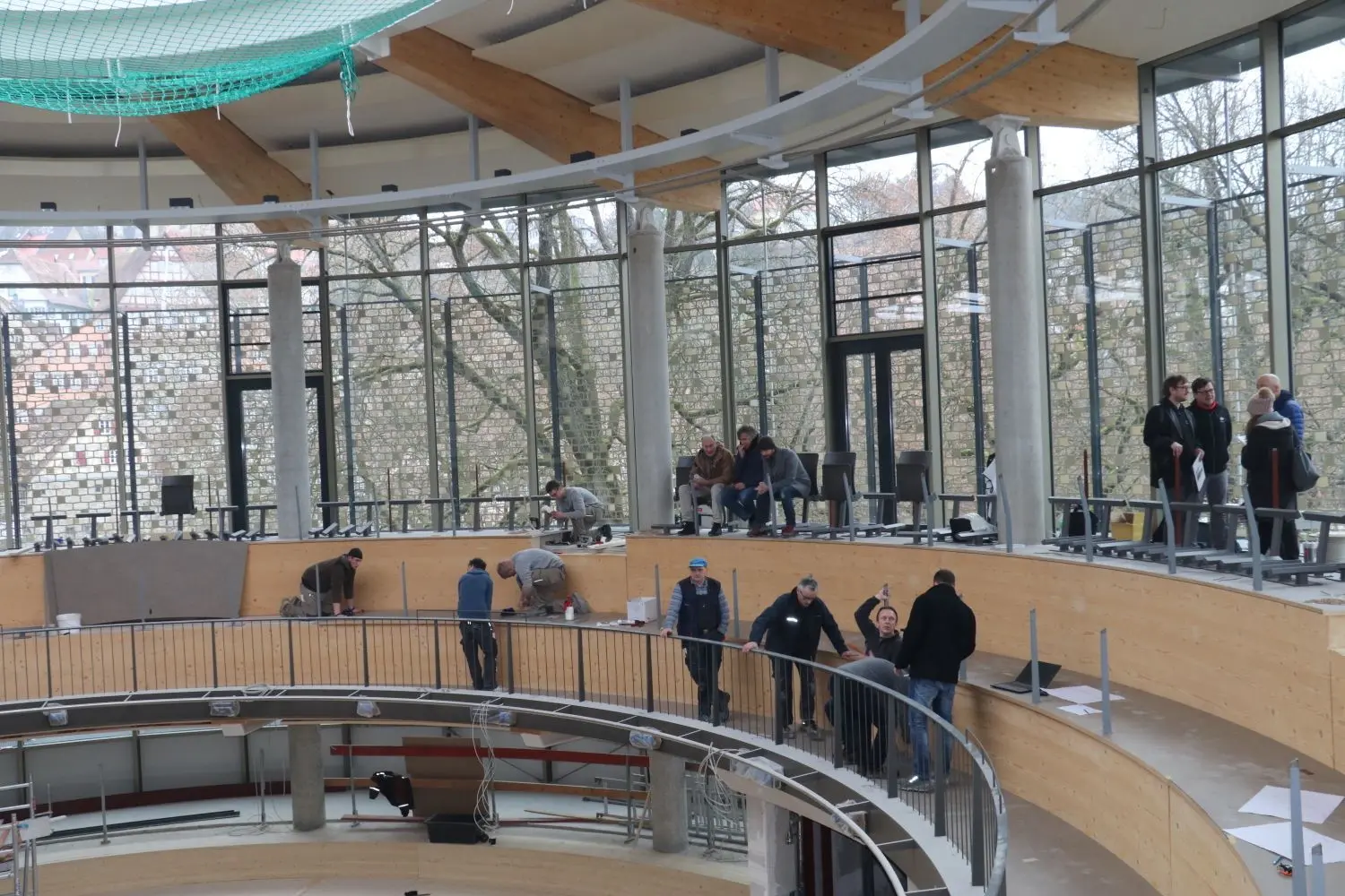 Einblick ins neue Theatergebäude auf dem Unterwöhrd: Die Zuschauerränge werden gerade bestuhlt.⇥