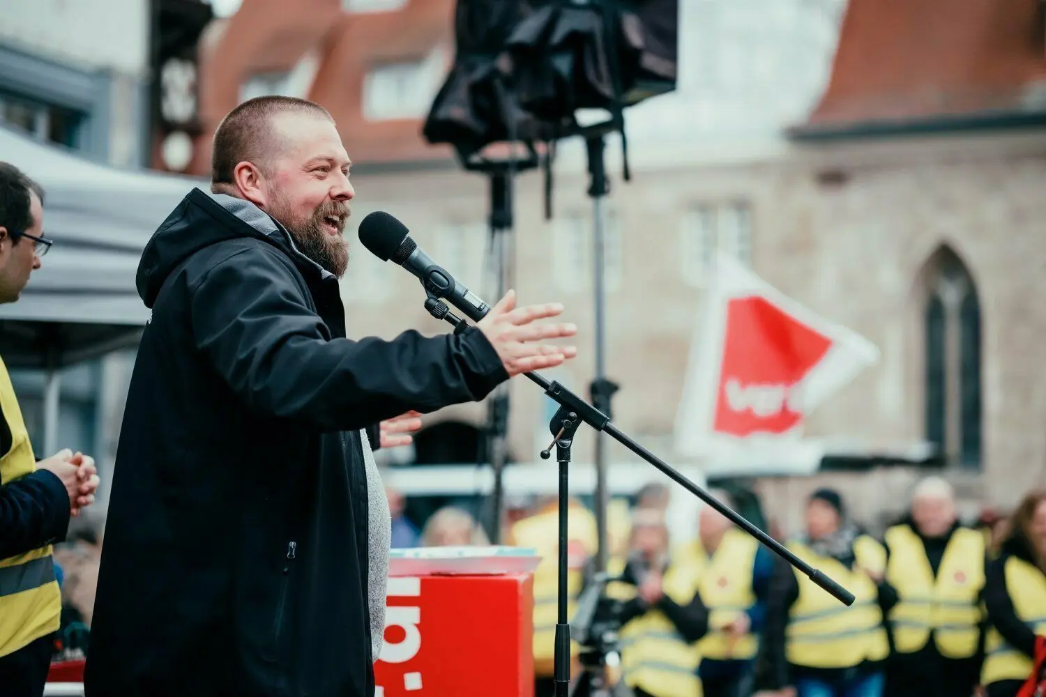 Verdi-Gewerkschaftssekretär Jonas Weber machte deutlich: „keine Einmalzahlung statt Lohnerhöhung.“