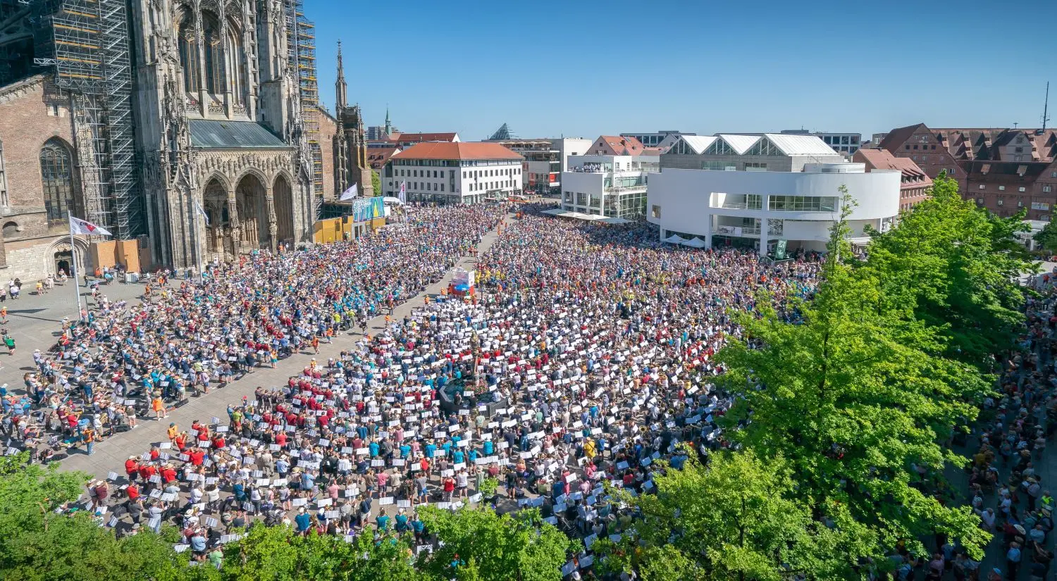 Ein voller Münsterplatz, auf dem es gewaltig klingt zum Finale.