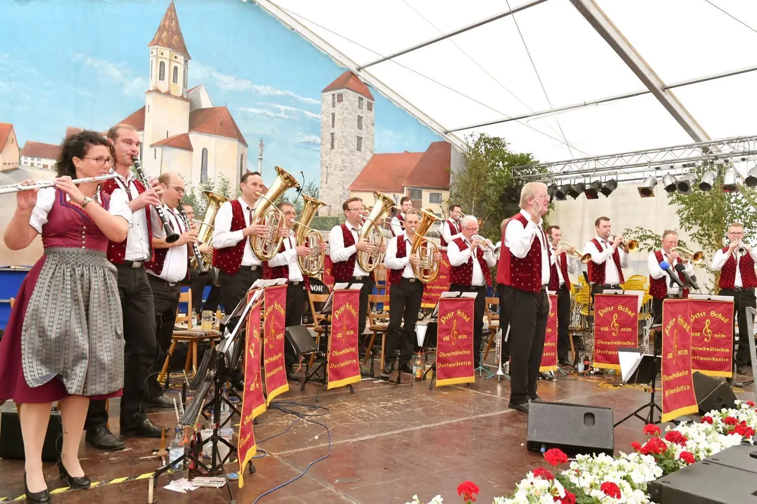 Peter Schad und seine Oberschwäbischen Dorfmusikanten haben es wieder geschafft: Bei ihrem Auftritt war das Festzelt am Festsonntag bei den Emerkinger Musikertagen voll besetzt.⇥