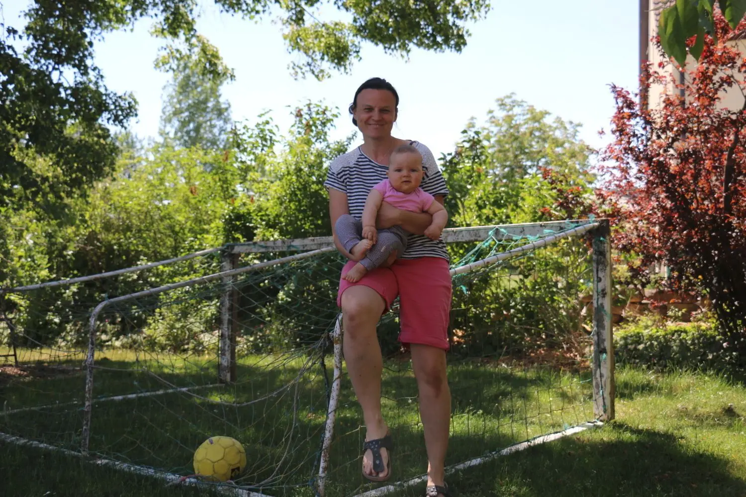 Carolin Riegel  kümmert sich um ihre Tochter Anni. Das ist jetzt wichtiger als Fußball.⇥