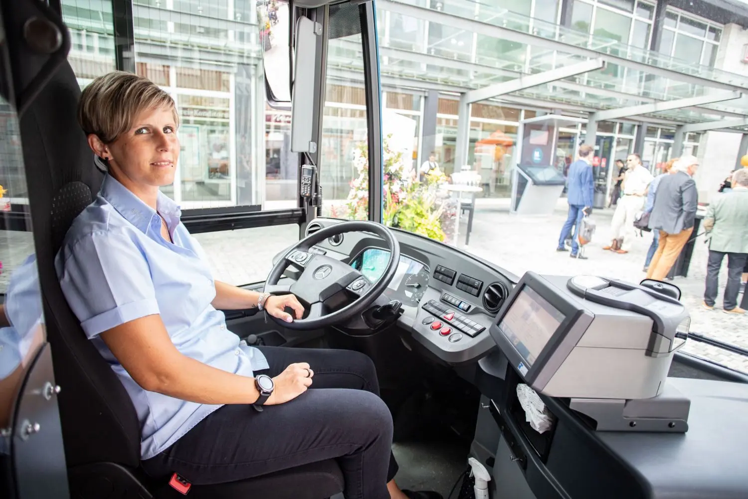 Die Busfahrerin des Jahres, Ricarda Kästner, an ihrem Arbeitsplatz, dem Steuer eines Linienbusses. Die 33-Jährige aus Faurndau hat nach einer Ausbildung zur Erzieherin umgesattelt und befördert seitdem Menschen im Kreis.⇥