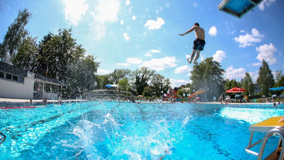 Der Sprung von Dreier im Langenauer Freibad endete für einen Badegast am Sonntag (9. Juli 2023) im Krankenhaus. Er war zunächst nicht mehr aufgetaucht und musste von Badegästen aus dem Wasser gerettet und reanimiert werden.
