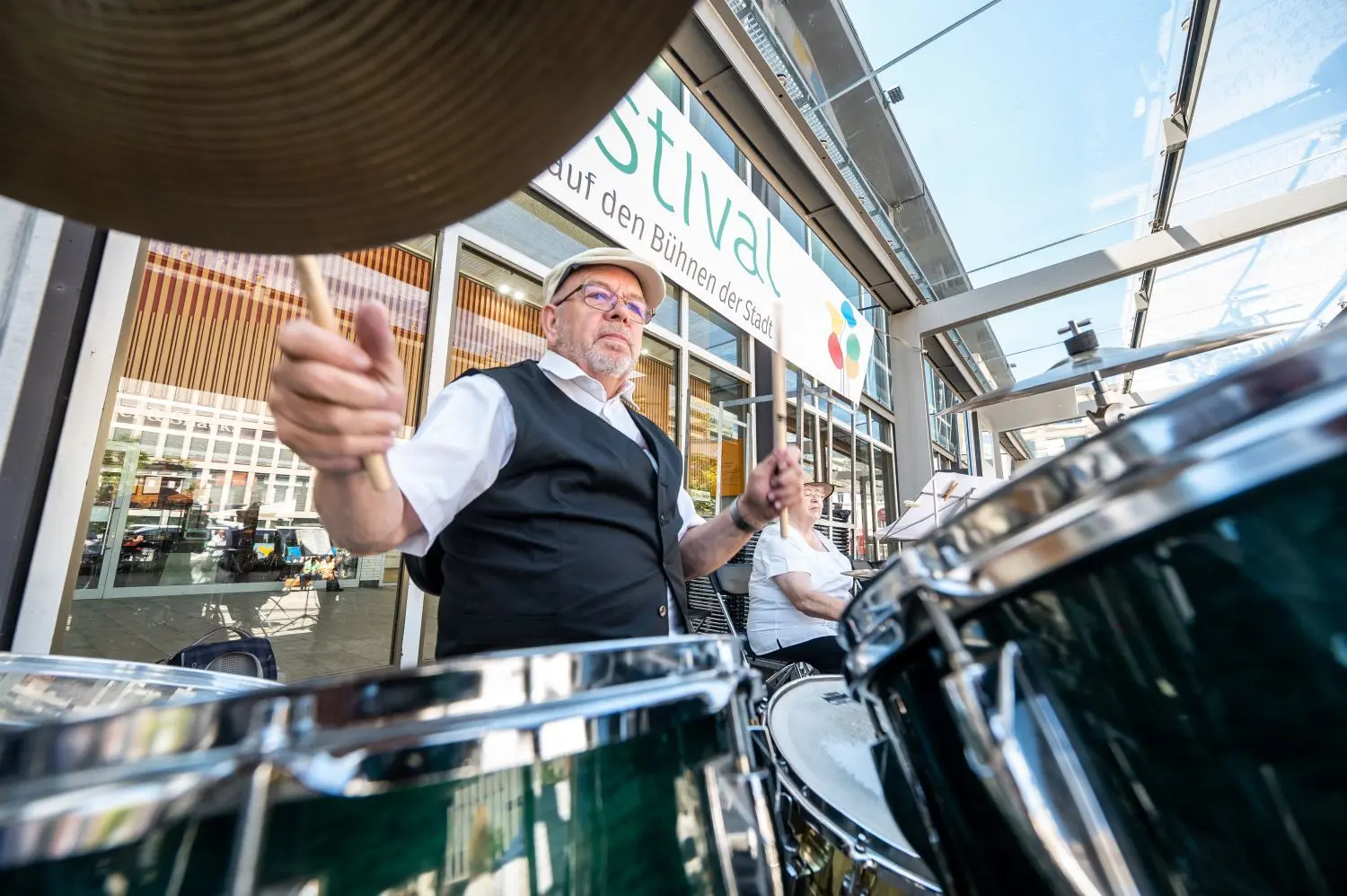 Mehr als 100 Orchester, Chöre und Ensembles sorgten am Samstag für Begeisterung in der Stadt. Unsere Bilder zeigen „CHORona“ aus Markröningen auf dem Schillerplatz (oben) und die „UHUs“ der Stadtkapelle Achern auf dem Bahnhofsplatz (links).