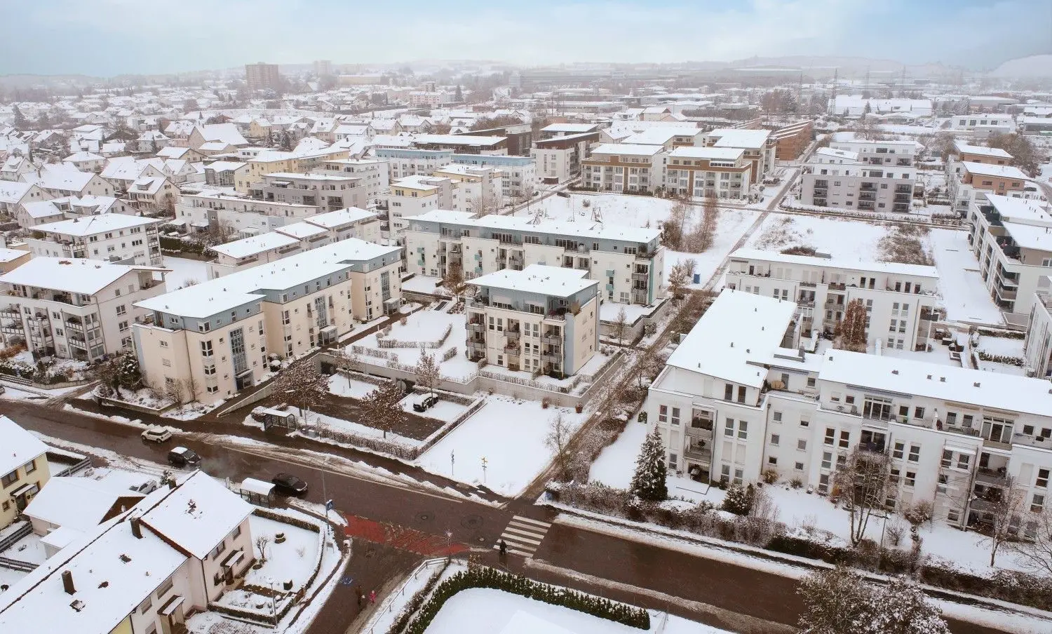 Viele, viele Mietwohnungen: das Zeppelinareal in Ehingen am 1. Dezember von oben gesehen. Am Tag, als der Mietspiegel für Ehingen, Oberdischingen und Öpfingen veröffentlicht wurde, fiel in der Stadt auch der erste Schnee des Winters in der Region.