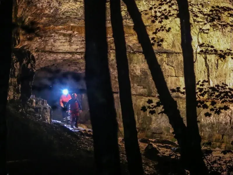 Einsatzkräfte stehen am Eingang der Falkensteiner Höhle.