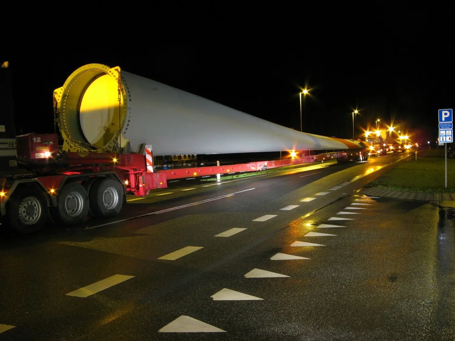 Ein Schwertransport mit einem Rotorblatt für ein Projekt in Nordfriesland: So könnte es auch auf den Straßen in Crailsheim aussehen.