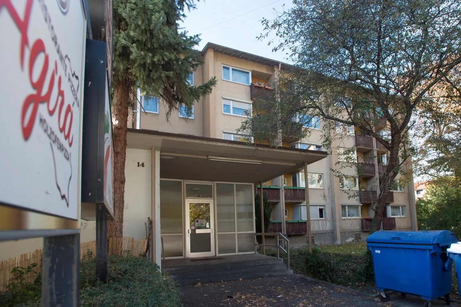 Die Büsche sind weg, die Rest der Bewohnerinnen in den Wohnungen  werden nach und nach weg geräumt. Bald wird das Haus nicht mehr stehen. ⇥Foto: ???