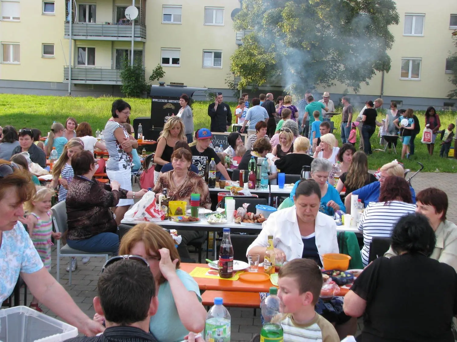 Das Archivbild wurde bei einem Teestuben-Sommerfest im Solpark vor der Corona-­Pandemie aufgenommen. Über die Jahre hatte sich die Veranstaltung zu einem festen Bestandteil des Miteinanders dort entwickelt. Die Teestube gibt es seit 2006. Sie soll im April wieder öffnen.⇥