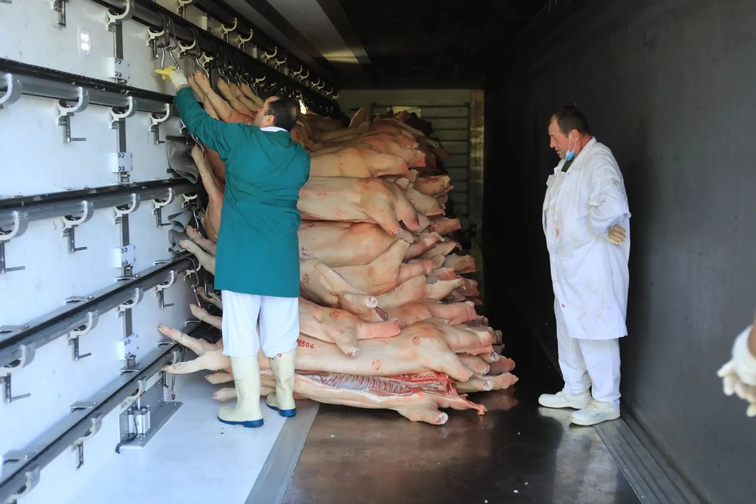 Der Auflieger hatte gekühltes Fleisch geladen, das umgeladen werden musste.