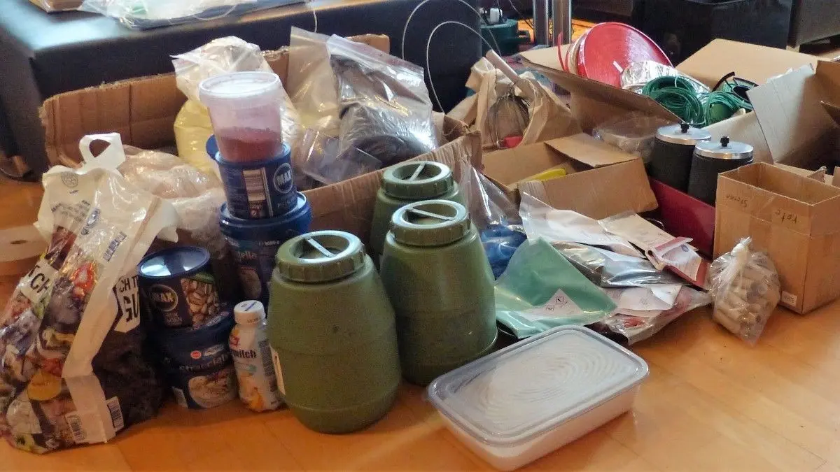 In einer Wohnung in Illertissen wurden verbotene Pyroknaller und Abschussvorrichtungen gefunden. Beim Abtransport der gefährlichen Stoffe unterstützte eine Sondergruppe des Bayerischen Landeskriminalamts.