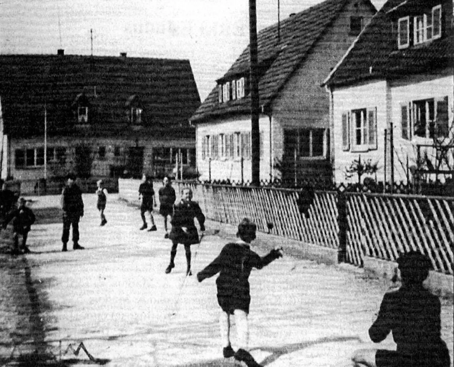 Estnische Kinder spielen im Lager in den Geislinger Rappenäckern unter sich. Selbst den Geislinger Postboten war es verboten das Gelände zu betreten.