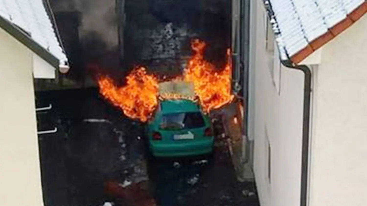 Lichterloh brannte der VW Polo im Hinterhof des Gasthauses „Bären“.